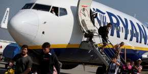 des passagers descendent d un avion de la compagnie aerienne ryanair 20250902152839 