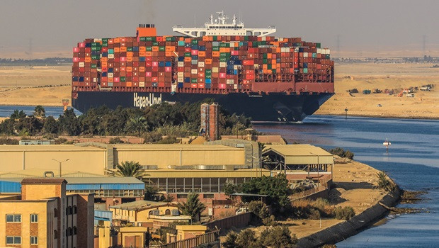 dl hapag lloyd suez canal by roger borm