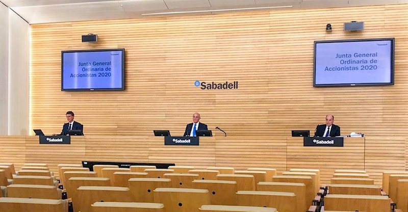 Jaime Guardiola, Josep Oliu y Miquel Roca i Junyent en la Junta General de Accionistes del Banco Sabadell en Alicante el 26/3/20, celebrada telemáticamente por el coronavirus | BANCO SABADELL ep 20 celebrada telematicamente por el coronavirus