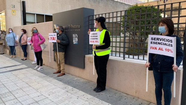 ep acto de protesta de la alianza por la bajada del iva al 10 a las peluquerias