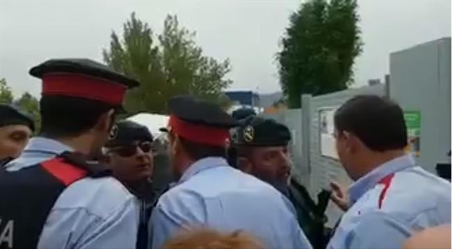 Agentes de los Mossos d'Esquadra y de la Guardia Civil se encaran durante el 1-O | TWITTER ep agenteslos mossos desquadradeguardia civilencaran durante1-o