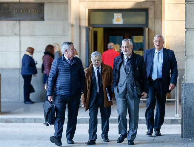Agustín Barberá, acompañado de su abogado y José Antonio Griñán | EUROPA PRESS ep agustin barbera acompanadosu abogadojose antonio grinan