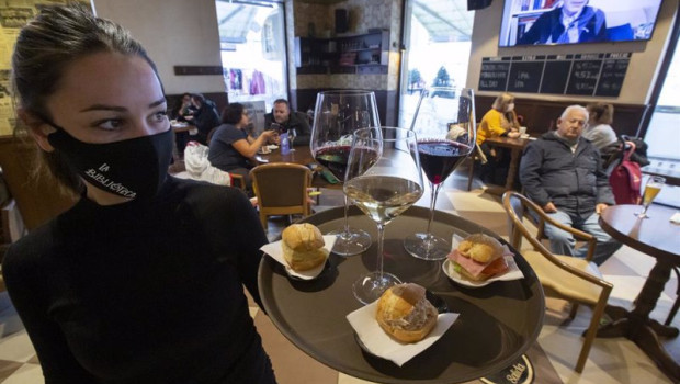 ep archivo   camarera con una bandeja en un restaurante de aviles