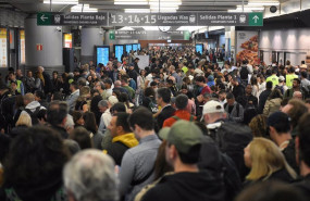 ep archivo   decenas de personas esperan en la estacion de atocha almudena grandes a 5 de mayo de