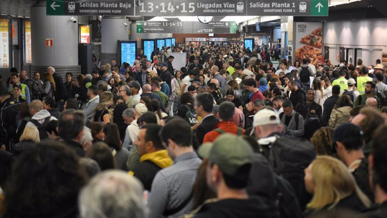 Archivo - Decenas de personas esperan en la estación de Atocha-Almudena Grandes, a 5 de mayo de 2025, en Madrid | Fernando Sánchez - Europa Press - Archivo ep archivo decenas de personas esperan en la estacion de atocha almudena grandes a 5 de mayo de
