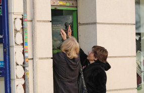 ep archivo   dos mujeres cerrando la persiana de su negocio