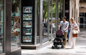 ep archivo   dos personas observan los anuncios de viviendas en venta en una inmobiliaria a 15 de