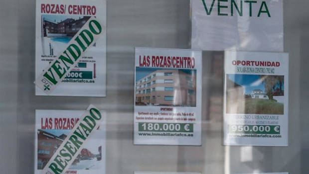 ep archivo   escaparate de anuncios de viviendas de una imboliaria