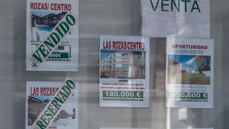 ep archivo   escaparate de anuncios de viviendas de una imboliaria