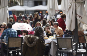 ep archivo   gente comiendo en una terraza