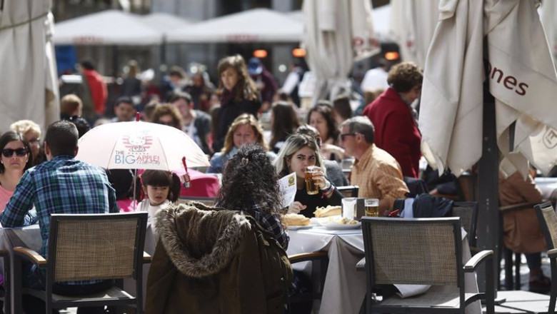 ep archivo gente comiendo en una terraza ep archivo gente comiendo en una terraza