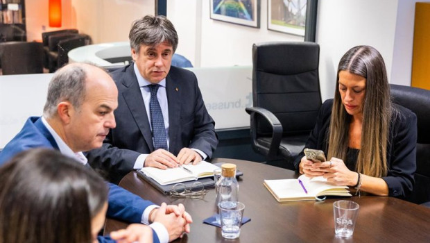 ep archivo   i d el secretario general de junts jordi turull el lider de junts carles puigdemont y