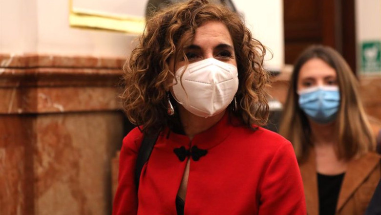 Archivo - La ministra de Hacienda, María Jesús Montero, a su salida de una sesión plenaria en el Congreso de los Diputados, a 29 de marzo de 2022, en Madrid (España). El Pleno decide si inicia la tramitación parlamentaria de las proposiciones de Ley para | Isabel Infantes - Europa Press - Archivo ep archivo la ministra de hacienda maria jesus montero a su salida de una sesion plenaria en el