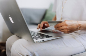ep archivo   mujer con ordenador haciendo compra online