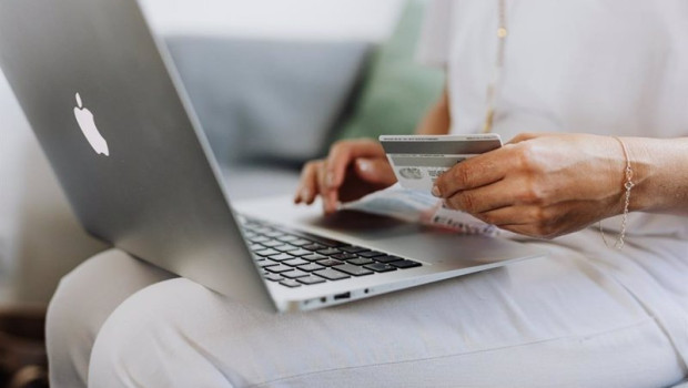 ep archivo   mujer con ordenador haciendo compra online