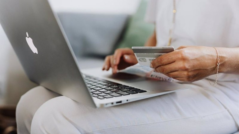 ep archivo mujer con ordenador haciendo compra online ep archivo mujer con ordenador haciendo compra online