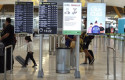 ep archivo   pasajeros cerca de paneles informativos en la terminal t4 del aeropuerto adolfo suarez