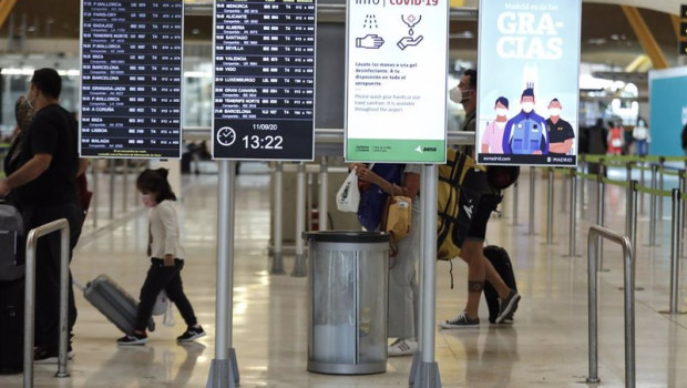 ep archivo   pasajeros cerca de paneles informativos en la terminal t4 del aeropuerto adolfo suarez