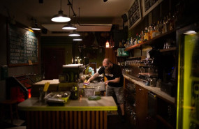 ep archivo un camarero en el interior de un bar en una calle centrica de barcelona ep archivo un camarero en el interior de un bar en una calle centrica de barcelona