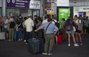 ep archivo   un grupo de personas dentro de las instalaciones de la estacion de ave joaquin sorolla