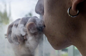 ep archivo   un joven vapeando a 12 de septiembre de 2025 en madrid espana