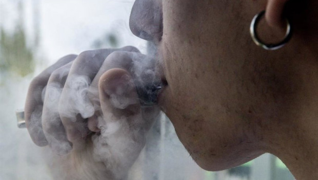 ep archivo   un joven vapeando a 12 de septiembre de 2025 en madrid espana