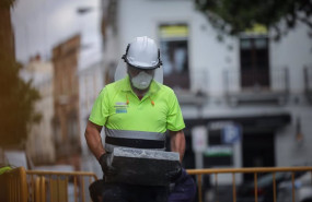 ep archivo   un obrero trabaja en una obra en la plaza nueva de sevilla