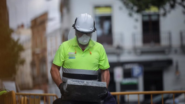 ep archivo   un obrero trabaja en una obra en la plaza nueva de sevilla