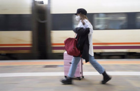 ep archivo   una mujer con su maleta en la estacion de tren de santiago de compostela a coruna