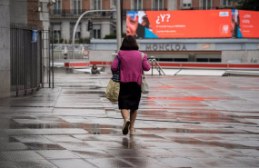 ep archivo   una mujer pasea por la calle en moncloa a 21 de mayo de 2023 en madrid espana