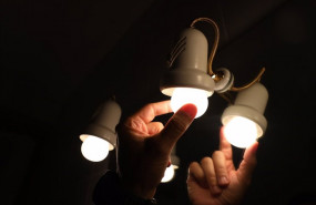 ep archivo   una persona cambia la bombilla de una lampara el dia en que el precio de la luz bate un
