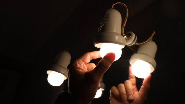 ep archivo   una persona cambia la bombilla de una lampara el dia en que el precio de la luz bate un