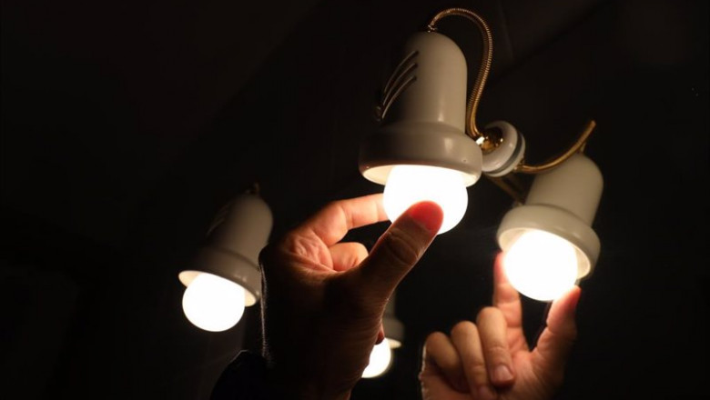 ep archivo una persona cambia la bombilla de una lampara el dia en que el precio de la luz bate un ep archivo una persona cambia la bombilla de una lampara el dia en que el precio de la luz bate un