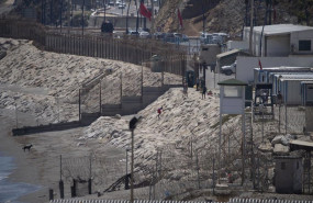 ep archivo   una persona migrante consigue cruzar a ceuta 27 de julio de 2025 en ceuta espana