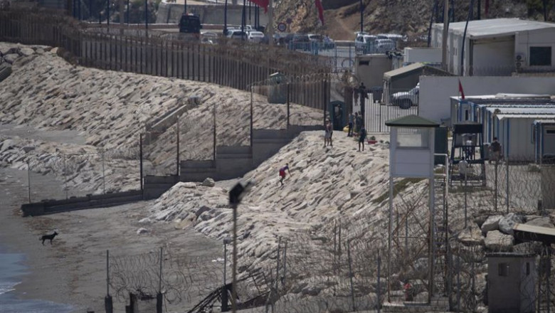 ep archivo   una persona migrante consigue cruzar a ceuta 27 de julio de 2025 en ceuta espana