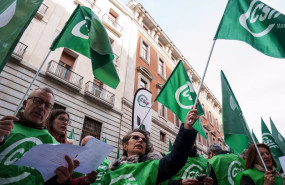 ep archivo   varias personas con banderas de csif durante una concentracion de csif frente al