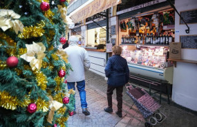 ep archivo   varias personas en el mercado comprando en navidad