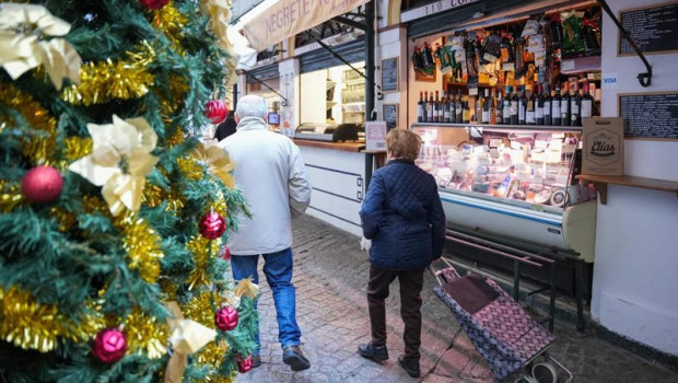 ep archivo   varias personas en el mercado comprando en navidad