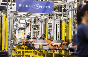 ep archivo   varios empleados en la planta automovilistica de stellantis a 7 de septiembre de 2022