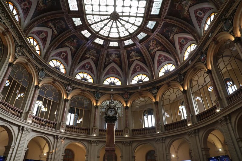 El Ibex duda y se deja llevar por el rojo ante la subida del petróleo y las cuentas de Bankinter