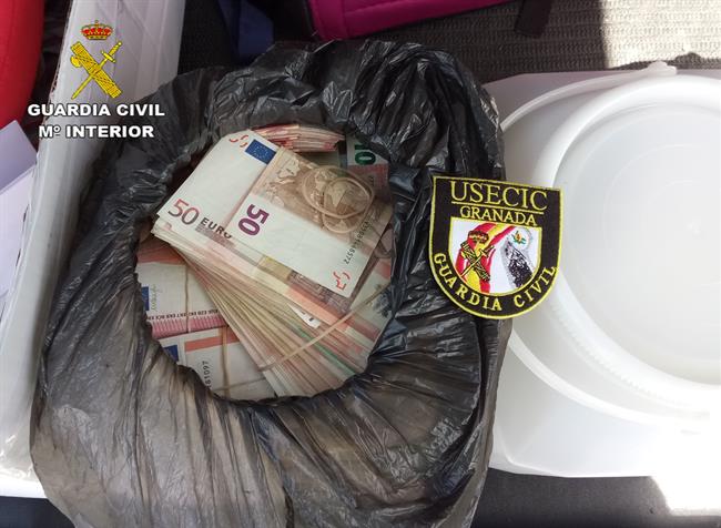 Dinero intervenido en el maletero de un todoterreno | GUARDIA CIVIL/EUROPA PRESS ep dinero intervenidomaleteroun todoterreno