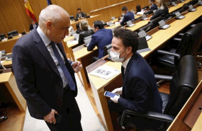 ep el diputado socialista rafael simancas y el de ciudadanos edmundo bal conversando en la comision