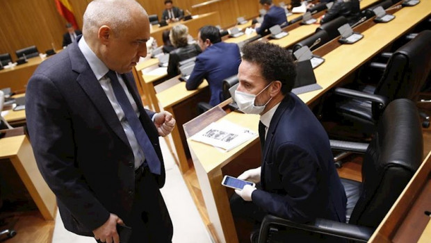 ep el diputado socialista rafael simancas y el de ciudadanos edmundo bal conversando en la comision