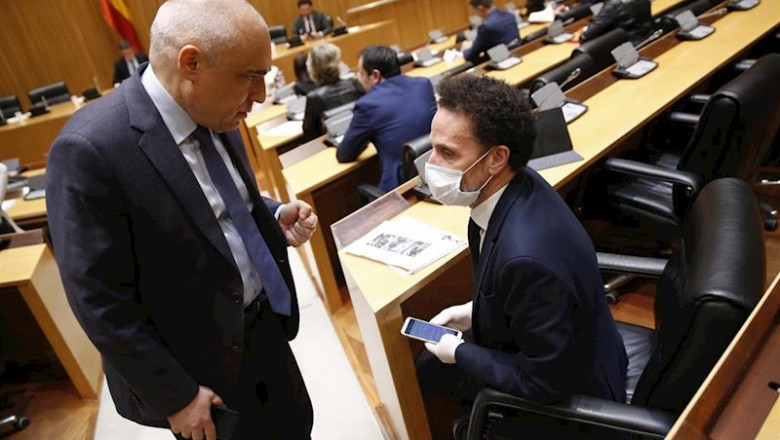 ep el diputado socialista rafael simancas y el de ciudadanos edmundo bal conversando en la comision