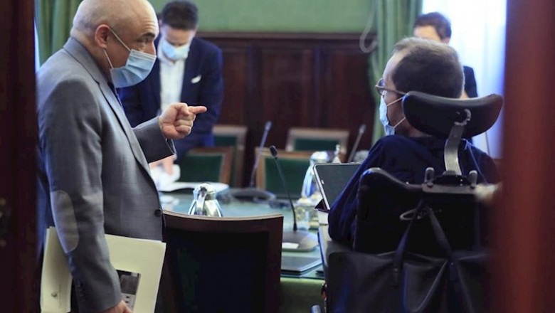 El portavoz de Unidas Podemos, Pablo Echenique (d), conversa con el secretario general del grupo socialista, Rafael Simancas (i), durante la Junta de Portavoces del Congreso | Pool ep el portavoz de unidas podemos pablo echenique d conversa con el secretario general del grupo