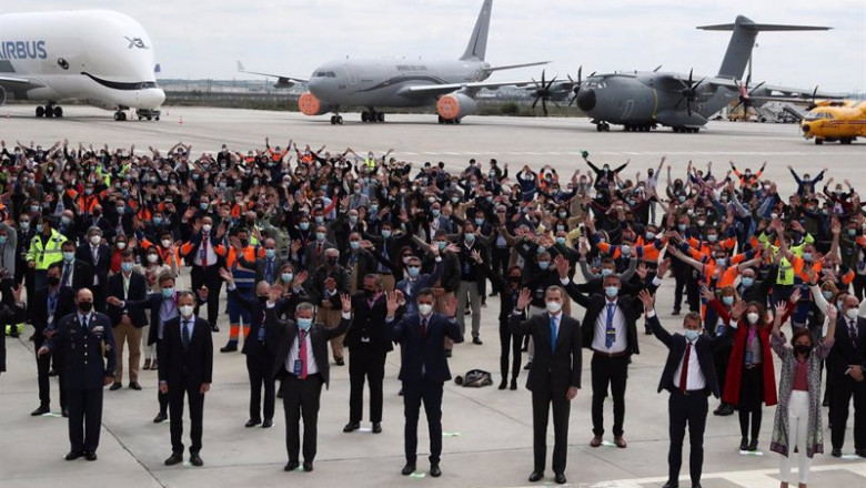 El Rey y Pedro Sánchez asisten a la inauguración del campus de Airbus en Getafe. | POOL MONCLOA ep el rey y pedro sanchez asisten a la inauguracion del campus de airbus en getafe