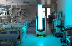 ep el robot movil zenzoe desinfecta con luz ultravioleta c el hospital de burgos de coronavirus