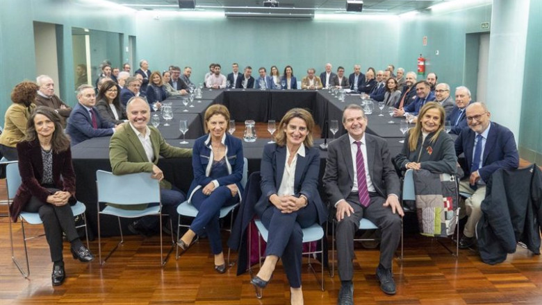 (I-D) En el centro, el cabeza de lista del PSOE al Congreso de los Diputados por la provincia de Pontevedra, David Regades; la cabeza de lista del PSdeG por la provincia de Pontevedra, Elena Espinosa; la vicepresidenta tercera del Gobierno, Teresa Ribera; | Javier Vázquez - Europa Press ep i d en el centro el cabeza de lista del psoe al congreso de los diputados por la provincia de
