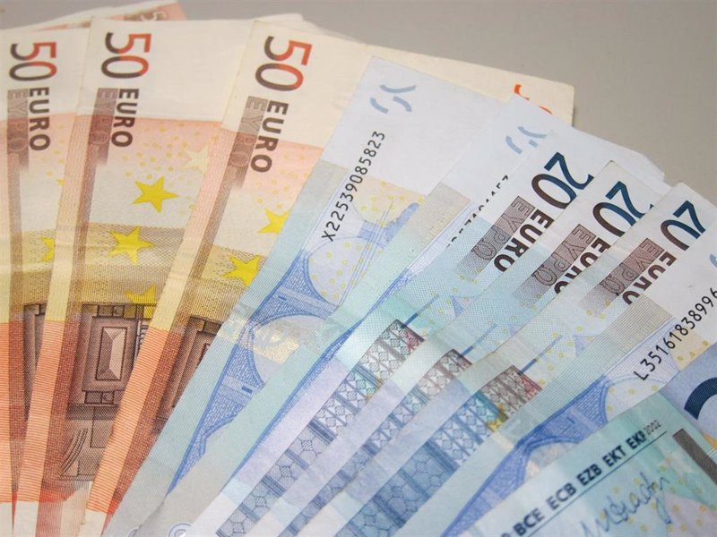ep imagen de archivo de billetes de 50 y 20 euros