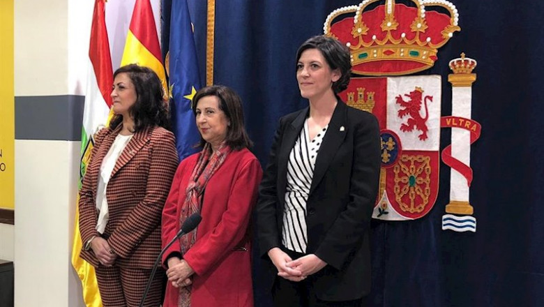 La ministra de Defensa, Margarita Robles, junto a la presidenta del Gobierno riojano, Concha Andreu, y la nueva delegada del Gobierno, María Marrodán, antes de la toma de posesión de ésta última | EUROPA PRESS ep la ministra de defensa margarita robles junto a la presidenta del gobierno riojano concha andreu